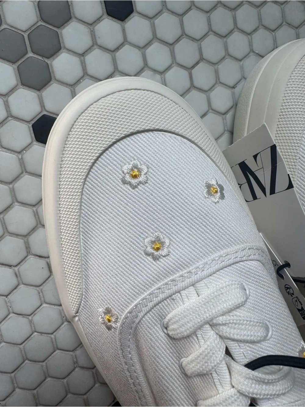 Zara White Canvas Platform Sneakers with Daisy Embroidery size 9 New - Picture 4 of 4